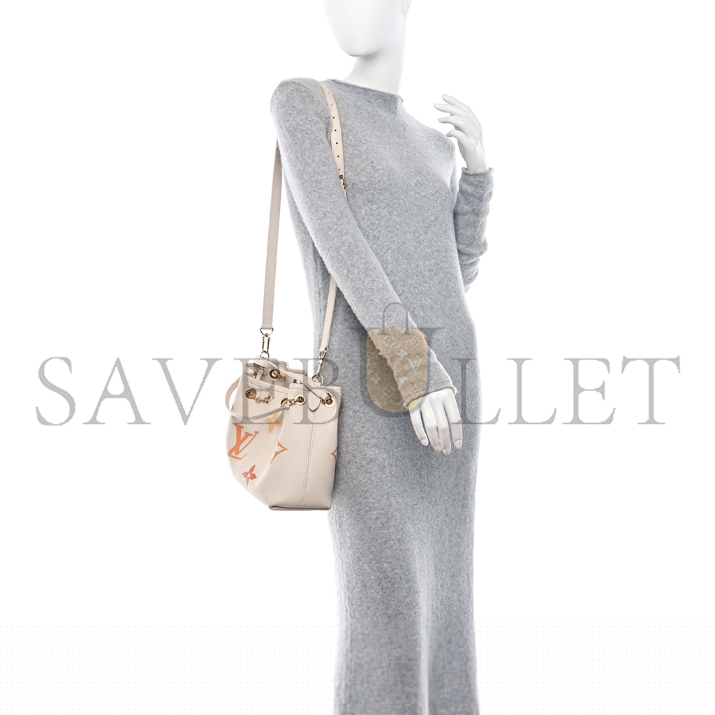 l**is V*t*n lv bundle  (28*20*11cm)